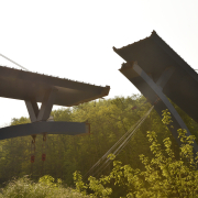 Straßenbrücke über eine Bahnstrecke mit besonderer Montagetechnologie.