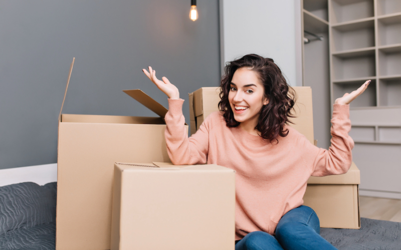 Umzug junge Frau mit Kisten